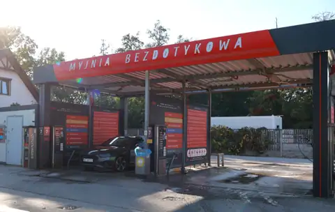 Wiata myjni bezdotykowej ze stanowiskami mycia